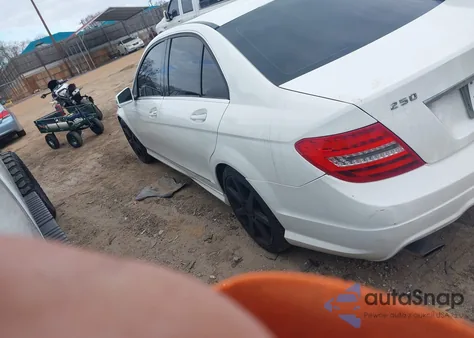 2014 Mercedes-Benz C-Class C 250 Sport z USA, uszkodzony, nr VIN WDDGF4HB5EG228123